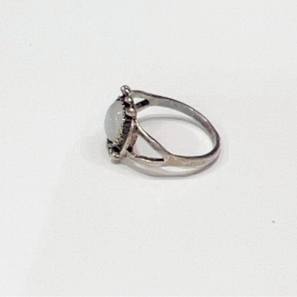 Vintage Like Ivory Faux Stone Silver plated Ring Size 7
** Fashion jewelry *** - Picture 2 of 4